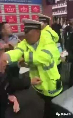 交警摆高考服务点 <wbr>城管清理致群架 交警摆高考服务点 <wbr>城管清理致群架