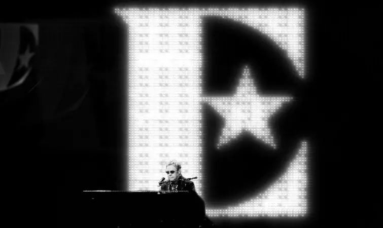 Elton John 有了一个新 Logo,网站、海报、舞台上都有它