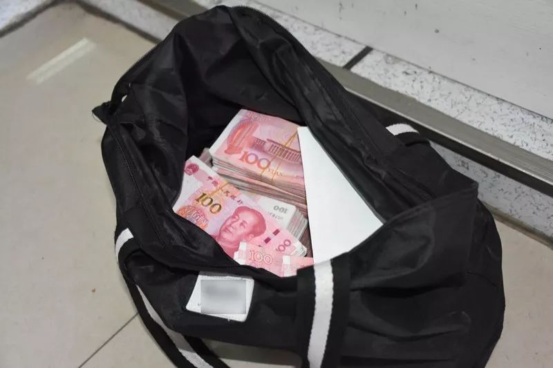 汪绪国捡到的黑包,粗略估计里面有现金二三十万