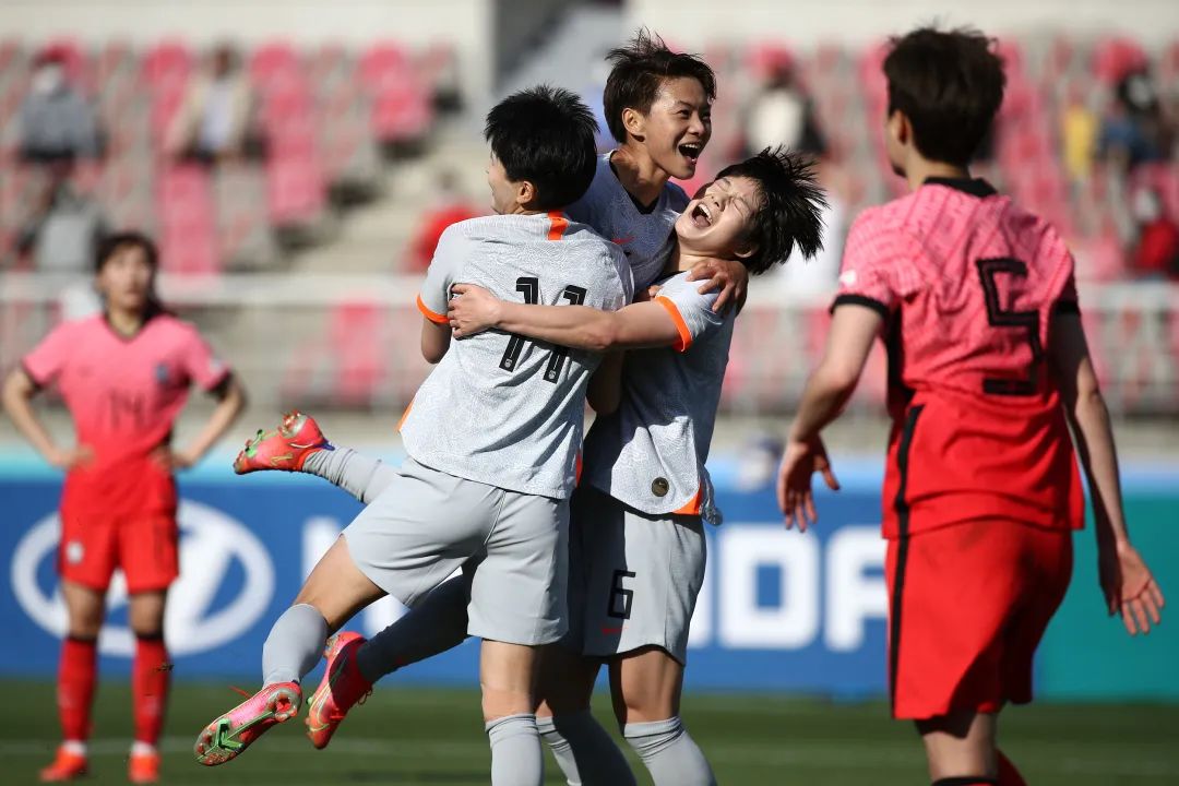 姑娘们，好样的!中国女足客场2-1击败韩国队，占据入奥先机!