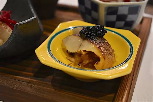 配两种菇菌,一为蚝菇,一为shimeji, 并加入柚子汁yuzu ponzu sauce