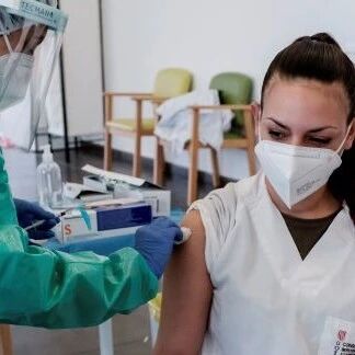 【欧浪网】一孕妇感染后死亡 西班牙掀起强制接种疫苗议论