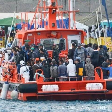 【欧浪网】一艘前往西班牙加那利群岛的难民船倾覆 约40人死亡