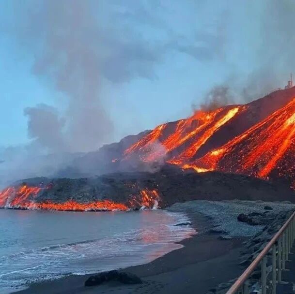 【欧浪】西班牙拉帕尔马岛火山熔岩流自喷发以来第二次进入大海