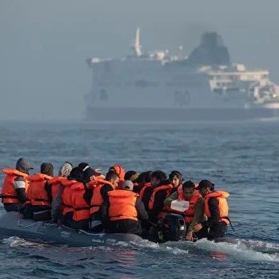【欧浪】210名移民试图穿越英吉利海峡抵英时遇险，已被法国方面救起