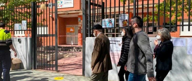 【欧浪】马德里学校摘口罩尝到恶果  一家学校感染56名学生  178名被隔离