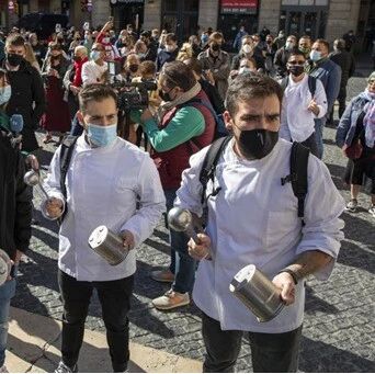 【欧浪网】加泰罗尼亚法院批准餐饮关门令  饮食业抗议被逼上绝路