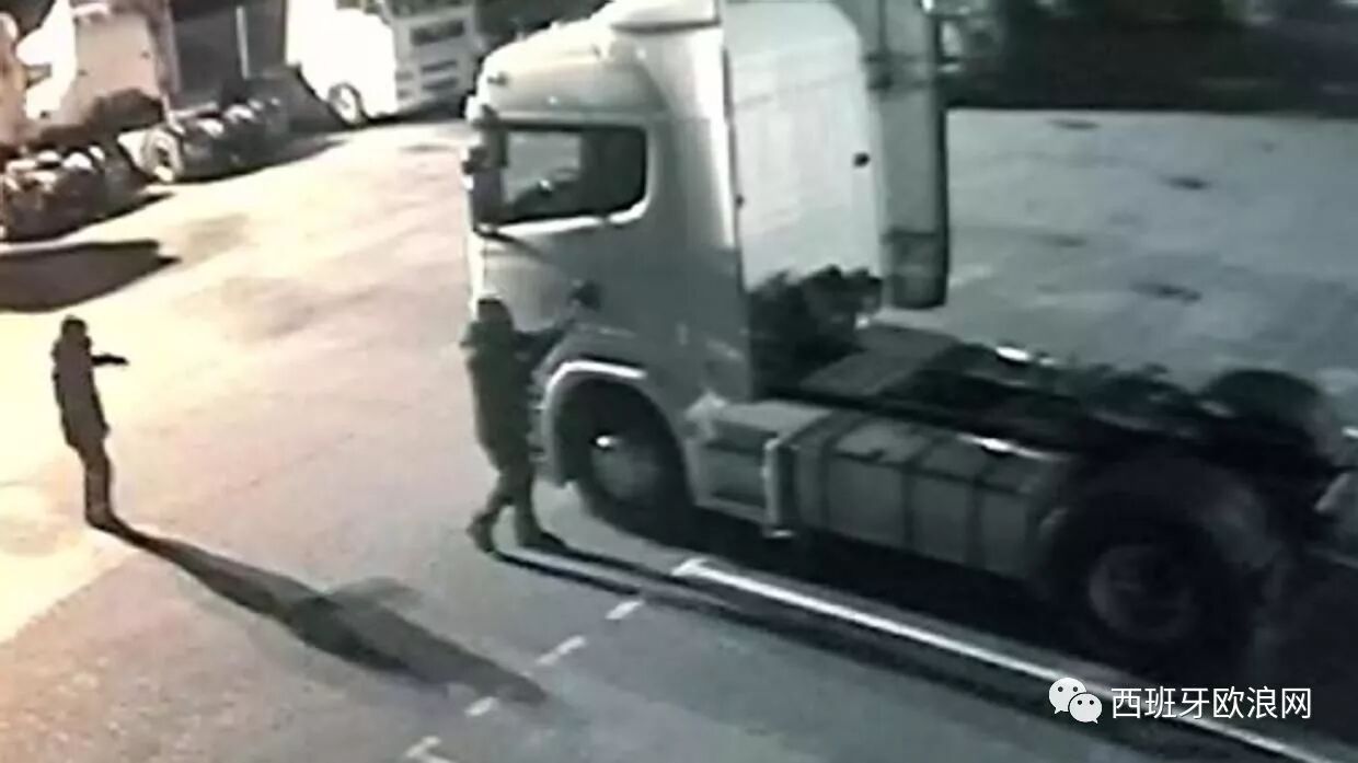 【欧浪网】一伙青年猖狂劫持货车 部分华商竟成为销赃帮手?