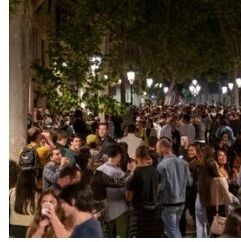 【欧浪网】人头涌涌  巴塞罗那海滨4000人密集大聚会  政府表示担忧