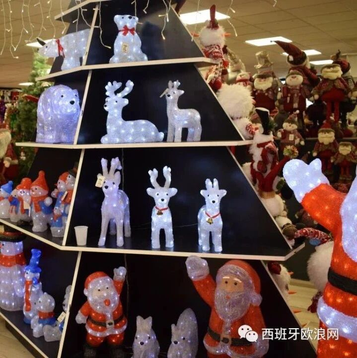 2个月前的圣诞，有家百元店由于彩虹圣诞娃娃卖火了，营业额意外比往年大幅度增长！