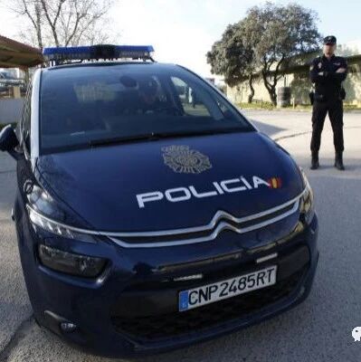 【欧浪网】一男子当街寻找下手目标 出钱诱导未成年卖淫