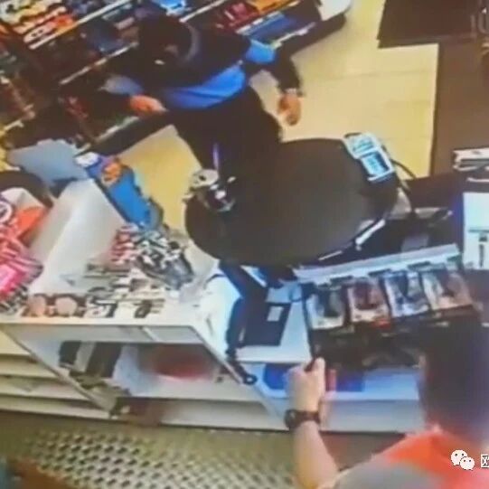 【欧浪网】一蒙面男子连续暴力抢劫 中国商店也被撬开大门