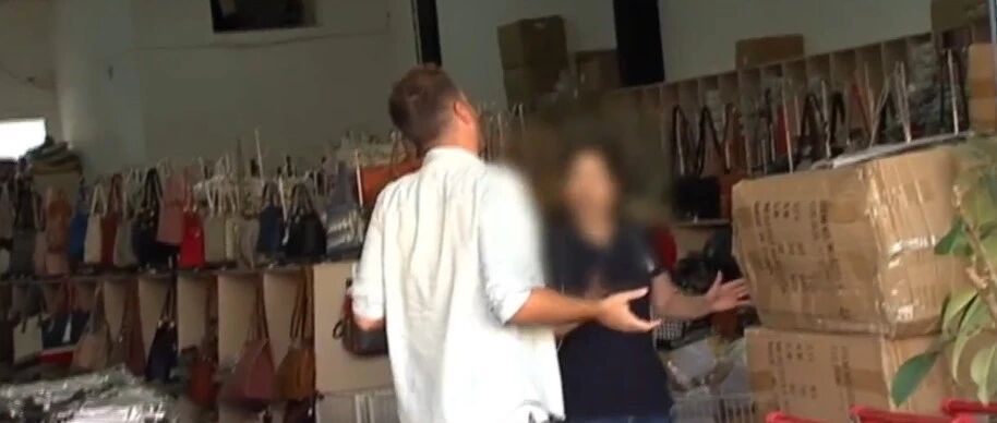 【欧浪网】巴塞罗那华人仓库区背锅  五台“抓住”供货商不放