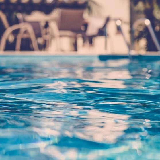 【欧浪网】9岁男童溺水险丧命 夏季游泳需提防风险