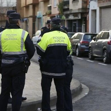 【欧浪网】警方在瓦伦西亚华人批发没收50万口罩和1500剂连花清瘟