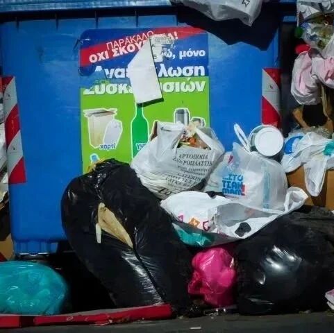 【欧浪】希腊一企业职员误将10万欧元扔进垃圾桶……