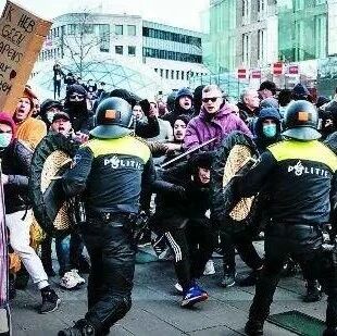 【欧浪】投石块烧警车！荷兰鹿特丹爆发反封锁示威多人被捕