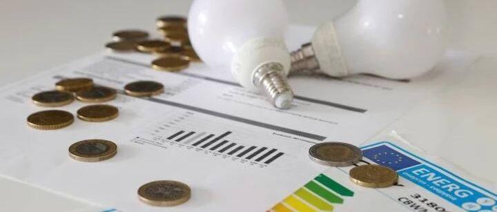 西班牙河中出现“溺水少女”大脸 创意雕塑吓坏当地民众