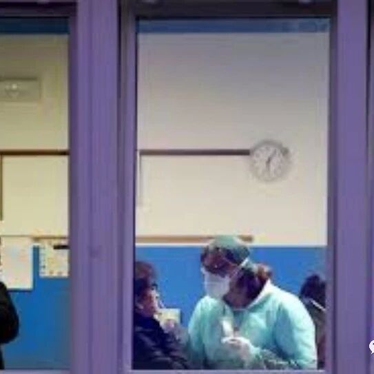 【欧浪网】意大利病例飙升节日取消日用品被抢购 西国一女子在家隔离