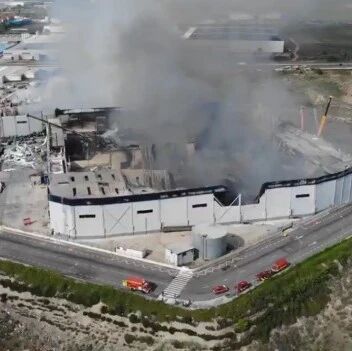 【欧浪网】火海烈焰吞噬DHL四个仓库  53000平米物流货仓付之一炬