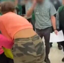 【欧浪网】推着婴儿车进超市偷窃 被阻后狂扇员工巴掌