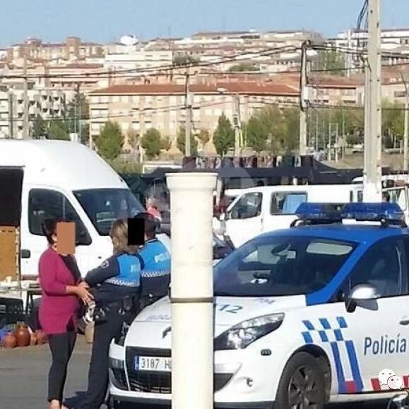 【欧浪网】华人仓库区被盗衣物一周后出现在跳蚤市场