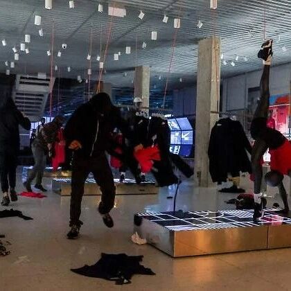 【欧浪网】巴塞罗那多家品牌店被示威暴徒洗劫  商会联盟要求严打