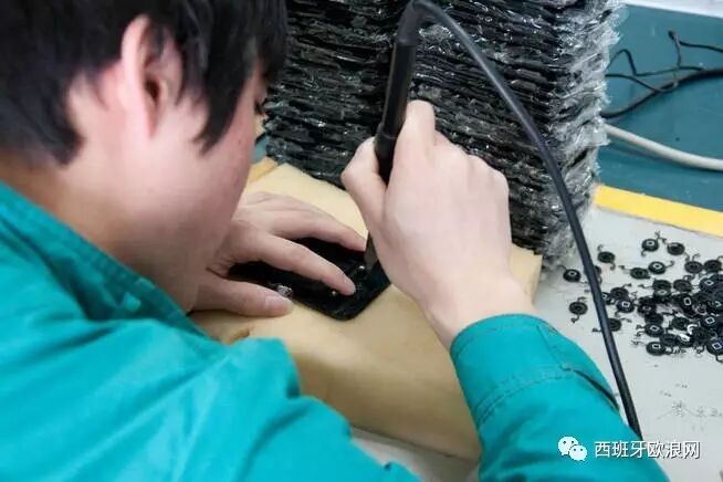 【欧浪网】西国为冒牌手机头疼不已 部分华人手机修理店被质疑