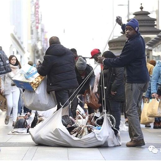 【欧浪网】地摊商贩多地引发城市混乱 供货的仓库区再被热议