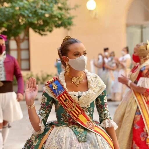 【欧浪网】瓦伦西亚中世纪古装仕女戴口罩游街 今年法雅节有些古怪