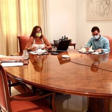 【欧浪网】群岛宣布禁止10人聚会  晚间关闭沙滩  戴口罩工作