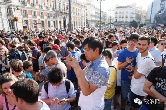 万人空巷只为“捉妖”，太阳广场成狂热玩家集会地