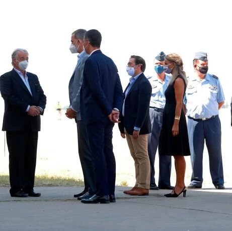 【欧浪网】阿富汗难民抵达南部基地  顿时让西班牙小镇居民忙碌不停