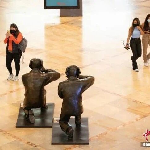 【欧浪网】美国小学老师摘口罩朗读传染学生，半个班中招……