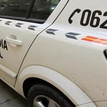 【欧浪网】马德里一男子使用双刀袭警  被警员开枪击倒