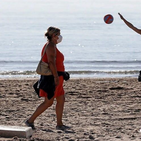 【欧浪网】高温天气来袭  卫生部仍然要求民众必须戴口罩