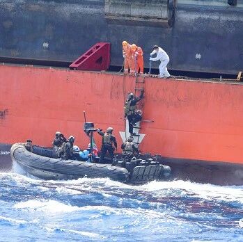 【欧浪网】海盗袭击中国商船，中国船员受枪伤 意大利护卫舰实施援助