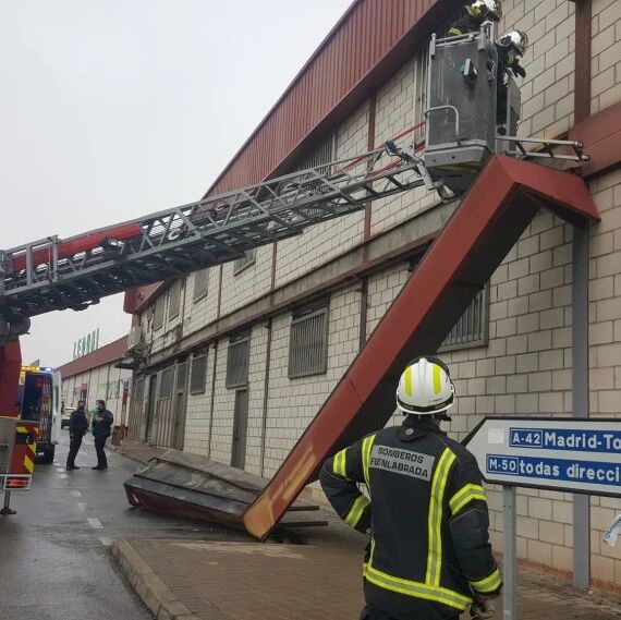 【欧浪网】Cobo Calleja工业区发生严重事故  男子被掉落的大铁板砸中 伤势非常严重