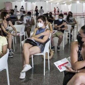 【欧浪网】西班牙周末新增5.6万例  发病率继续下降  疫苗已产生明显效果