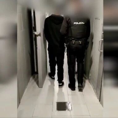 【欧浪】中国男子在马德里购物中心偷拍女性换衣服被警方逮捕