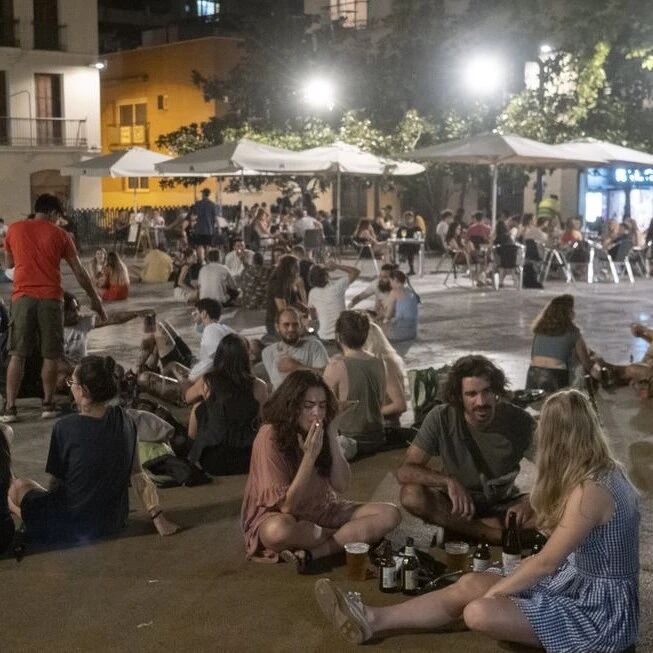 【欧浪网】​西班牙今日新增 1.3万例   疫情拦不住年轻人结群大聚会