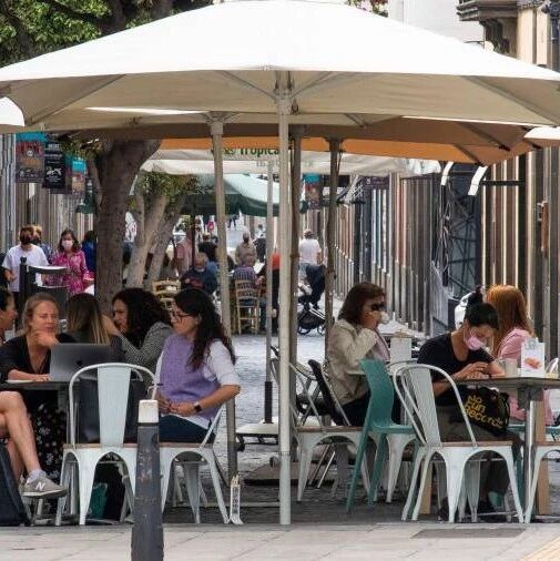 【欧浪网】西班牙有些地方开始进入餐馆须核酸证或疫苗证