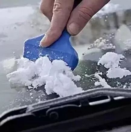 【欧浪网】雪天车玻璃结冰，车被冻住怎么办？据说只有10%的人做对了