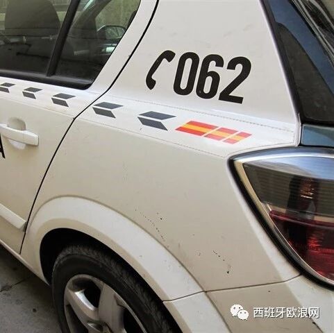 【欧浪网】游客捡到华人背包 五本护照7000现金完璧归赵