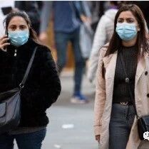 【欧浪网】加拿大总理单膝跪地8分46秒 响应反种族歧视示威