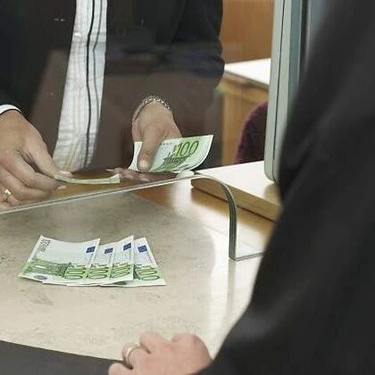 【欧浪网】西班牙银行开始泛滥收费  柜面取钱也要手续费