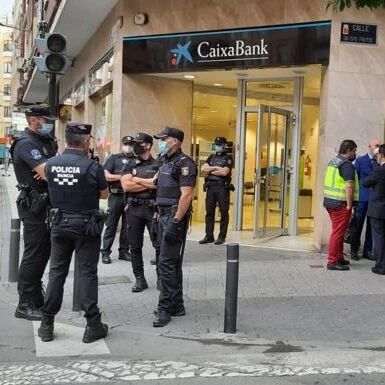 【欧浪网】西班牙南部发生打劫银行案  有三个警员受伤