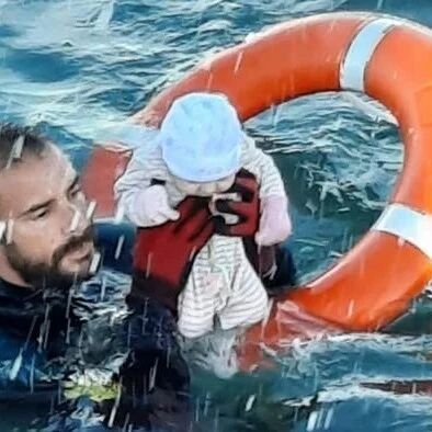 【欧浪网】女子身背数月大婴儿偷渡 冰冷海水中海警搭救