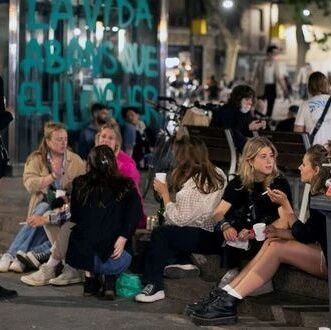 【欧浪网】解除警报状态后  西班牙城市到处都是街头酗酒聚会
