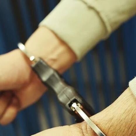 【欧浪网】一摩洛哥青年抢劫食品店逃跑时被逮捕 上庭后即被释放